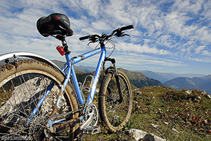 Можно ли кататься при простатите и аденоме на велосипеде: польза и вред