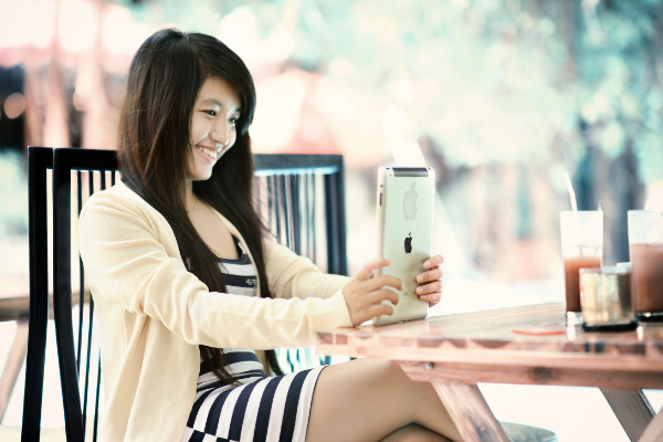 10 бомбезных вопросов девушке при переписке: какие точно стоит задать ей