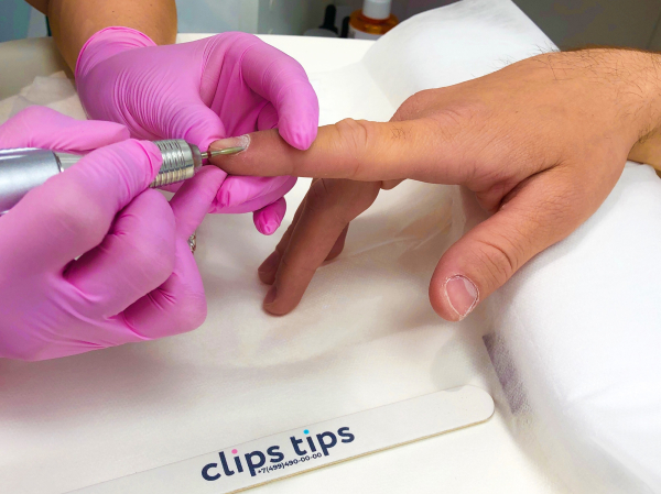 Все плюсы и минусы мужского маникюра и педикюра